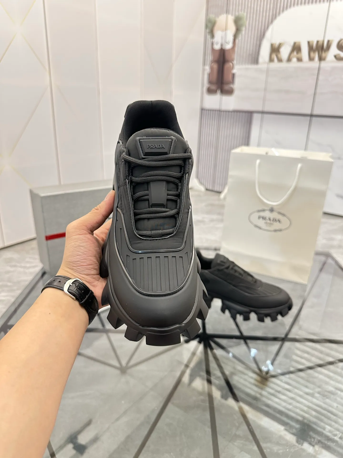Men's shoes: 💰P540¥ High-end top quality Product trademark: Prada *"Prada*" low-top casual shoes Regular size: 38-45 (can be customized to 46) Product materials: imported breathable fly weave upper, professional glue-making process, breathable lining, cowhide foot pads, original ultra-light foam outsole. No.: 001